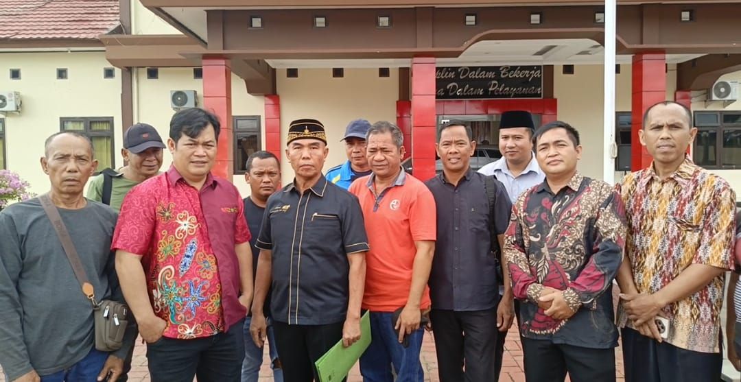 Pengurus APHKB menyerahkan surat pemberitahuan rencana aksi damai di Polres Kubar.