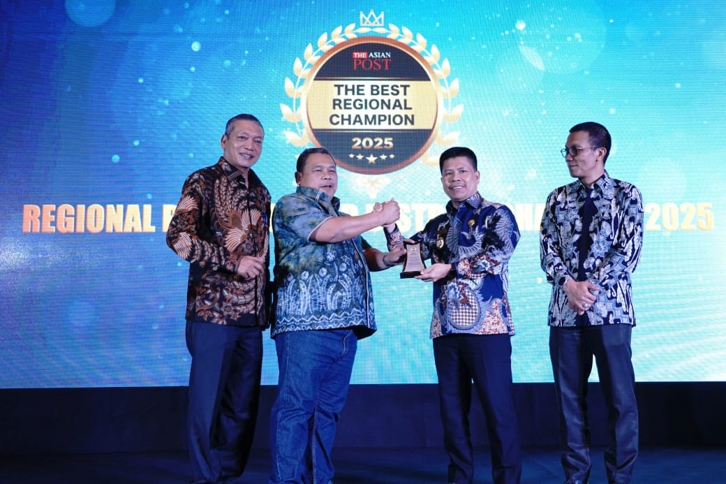 PENGHARGAAN: Bupati Sambas Satono saat menerima penghargaan secara langsung dari Anggota VI BPK RI, Fathan Subchi.
