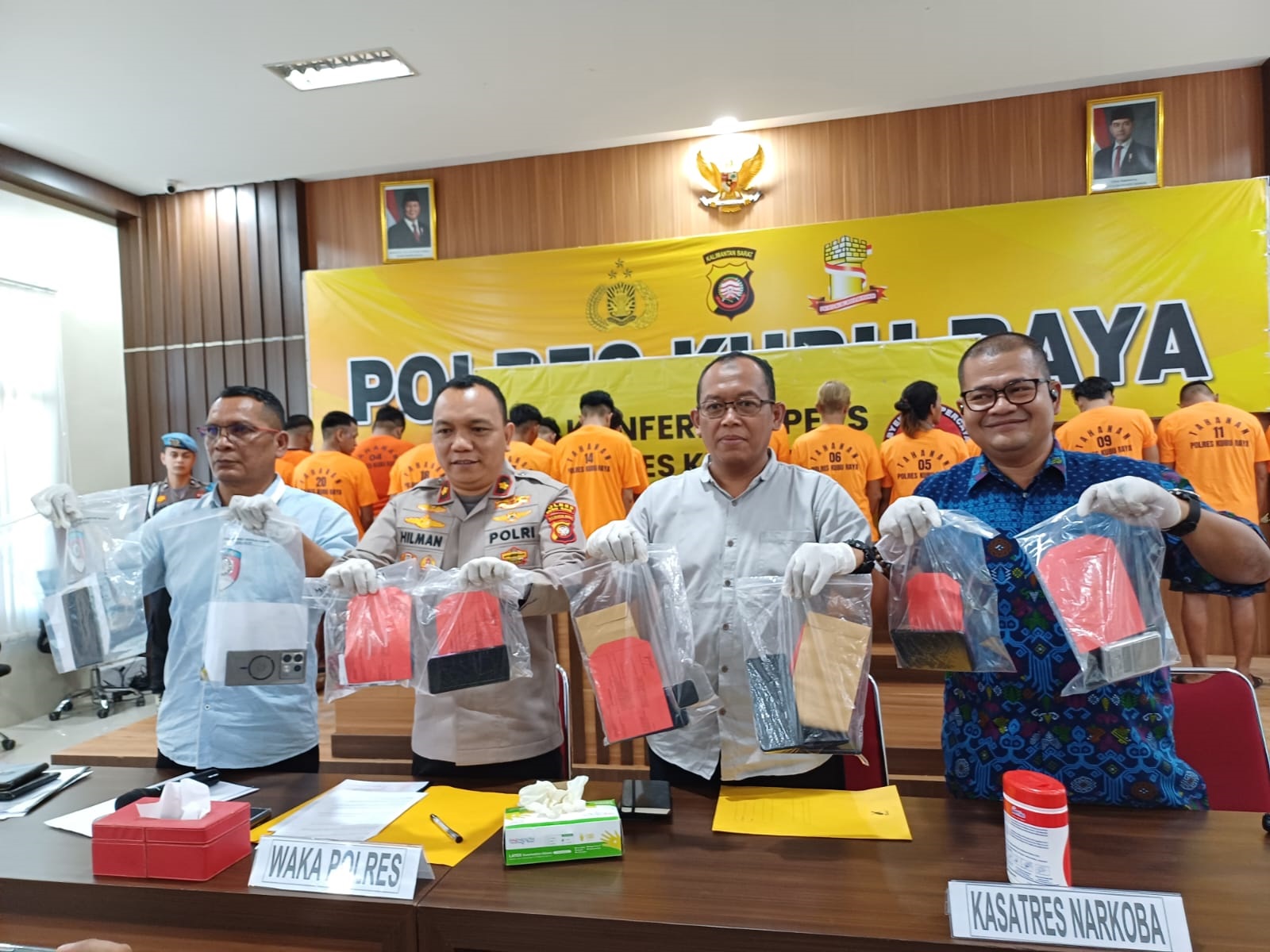KONFERENSI PERS: Wakapolres Kubu Raya KOMPOL Hilman Malaini didampingi Kasatresnarkoba saat menunjukkan barang bukti pengungkapan kasus narkotika di Aula Mapolres Kubu Raya.