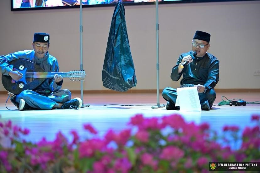 TAMPIL: Jumadi Gading saat tampil dalam Festival Puisi Kota Miri 2025 yang digelar dalam rangka Perayaan Hari Kota Miri ke-20 di Pustaka Negeri Sarawak, Miri, Malaysia.