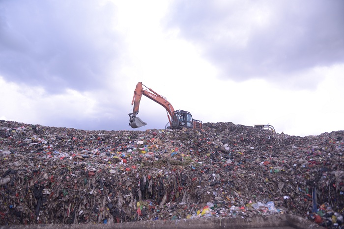 ALAT BERAT: Sebuah alat berat (Exavator) melakukan pemindahan sampah yang menggunung di Tempat Pembuangan Akhir (TPA) Batulayang, Kecamatan Pontianak Utara, Kota Pontianak, Minggu (18/5/2025).