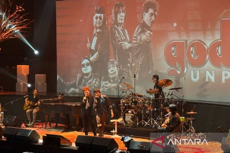 Ikang Fawzi tampil sebagai bintang tamu dalam konser band rock God Bless bertajuk "GodBless Unplugged", yang digelar di Jakarta, Sabtu (17/5).