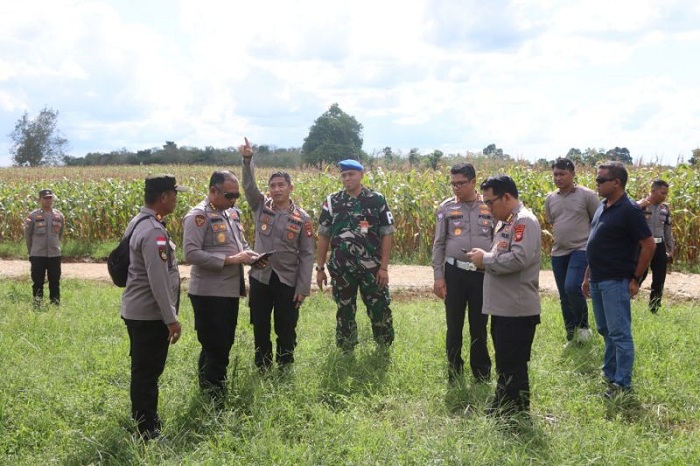 TINJAU: Jajaran Polda Kalbar meninjau lahan jagung di Lanud Harry Hadisoemantri, Sanggau Ledo, Bengkayang.