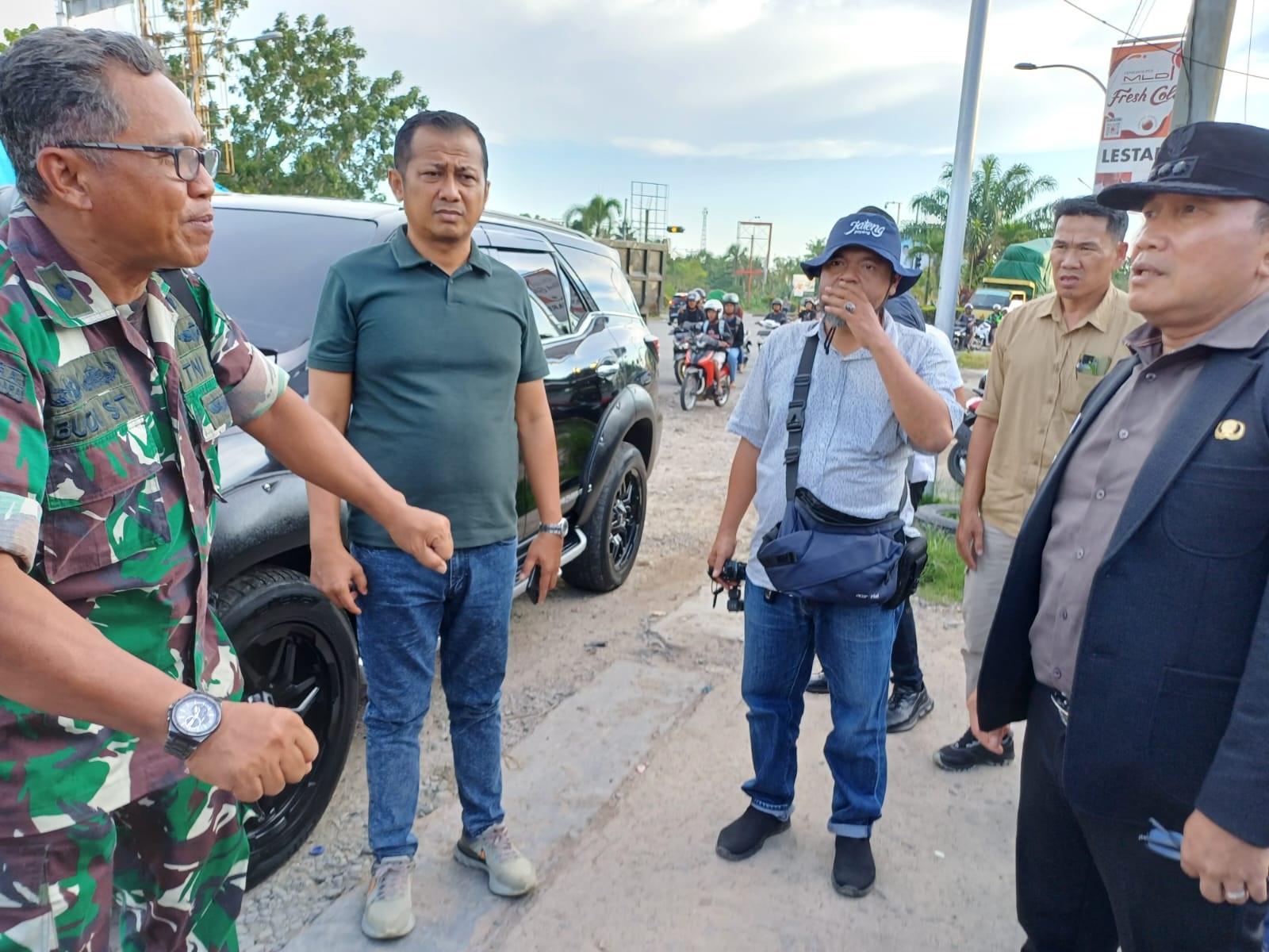 TINJAU: Bupati Kubu Raya Sujiwo meninjau kondisi Jembatan Kapuas II yang dilaporkan warga mengalami kerusakan pada bagian sambungan, Jumat (16/5) sore.