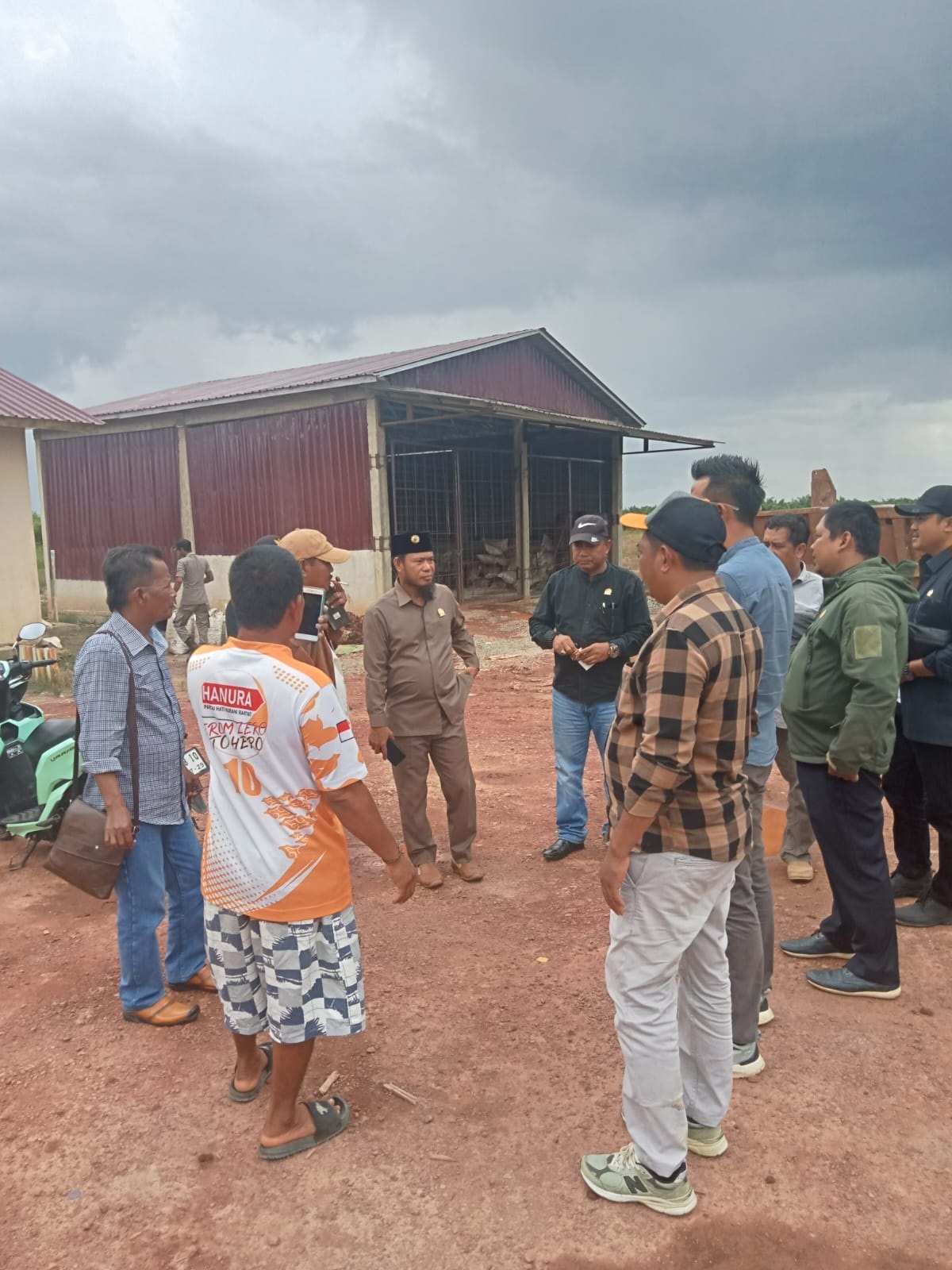SAMBANGI: Pansus DPRD Kayong Utara saat menyambangi PT Kalimantan Agro Pusaka (KAP) di Kecamatan Seponti dan Teluk Batang, belum lama ini.