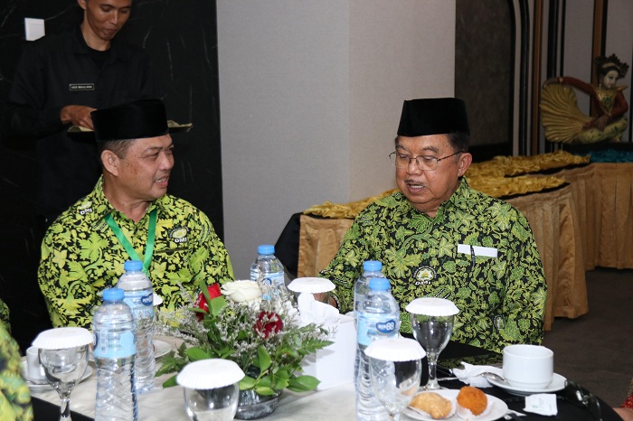 BINCANG: Gubernur Drs. H. Ria Norsan, M.M., M.H. selaku Ketua DMI Kalbar berbincang dengan Wakil Presiden Indonesia ke-10 (2004&ndash;2009) dan ke-12 (2014&ndash;2019) H.M. Jusuf Kalla selaku Ketua Umum DMI Pusat