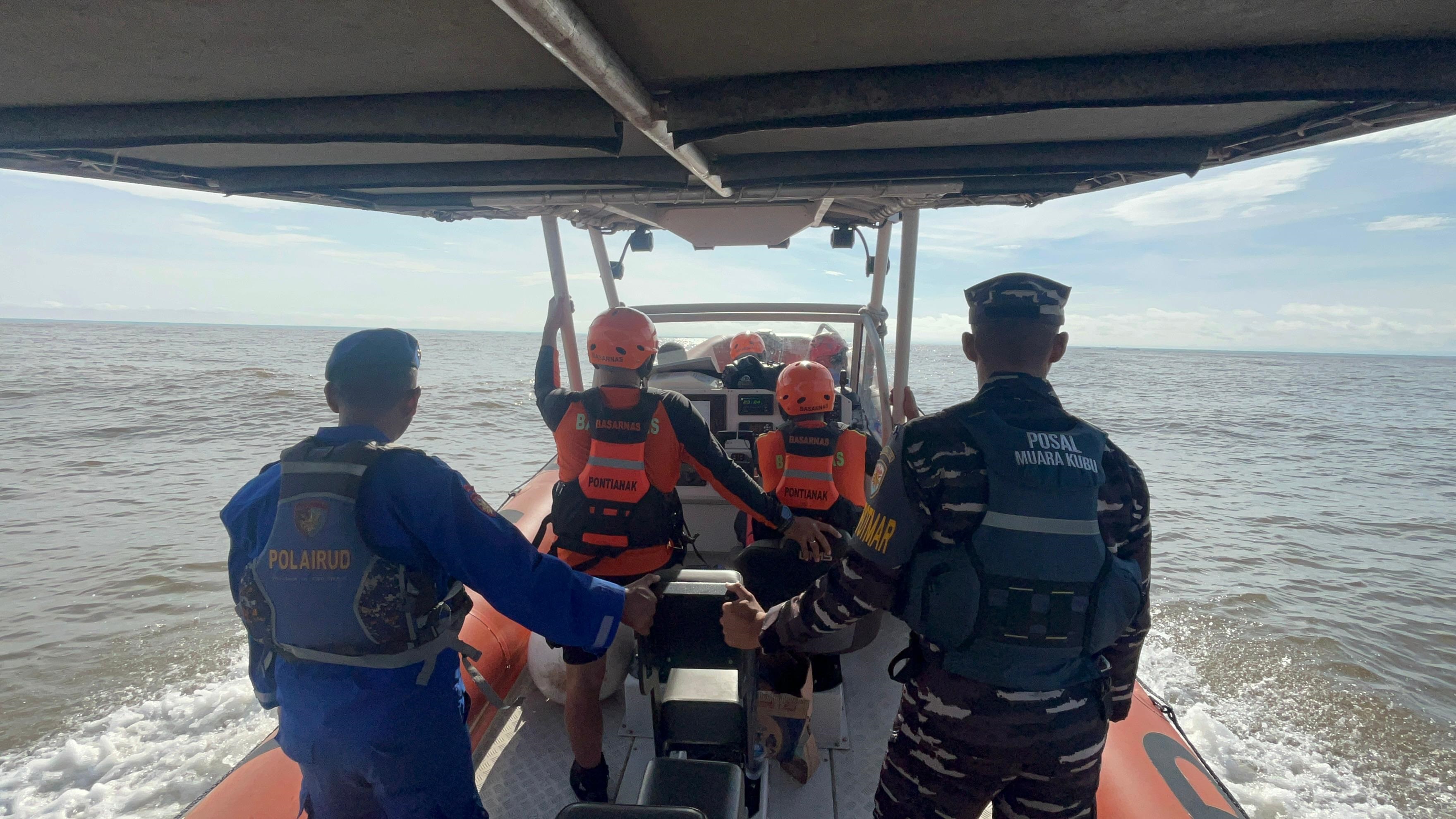 PENCARIAN: Tim SAR saat mencari Vendi Suyono (50), penumpang KM Bukit Raya yang melompat ke laut di sekitar perairan Padang Tikar, Kabupaten Kubu Raya.