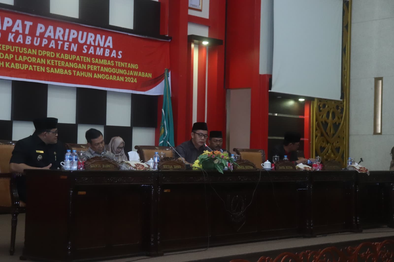 RAPAT: Suasana rapat paripurna penyampaian rekomendasi atas LKPj Bupati Sambas Tahun Anggaran 2024, Sabtu (18/5).