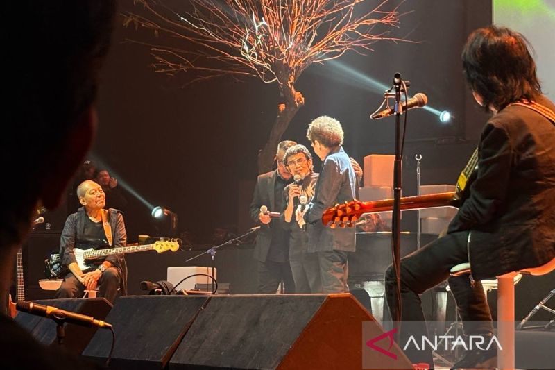 Penyanyi Rhoma Irama saat tampil dalam konser band rock God Bless yang bertajuk &ldquo;Godbless Unplugged&rdquo; yang digelar di Jakarta, Sabtu (17/5).