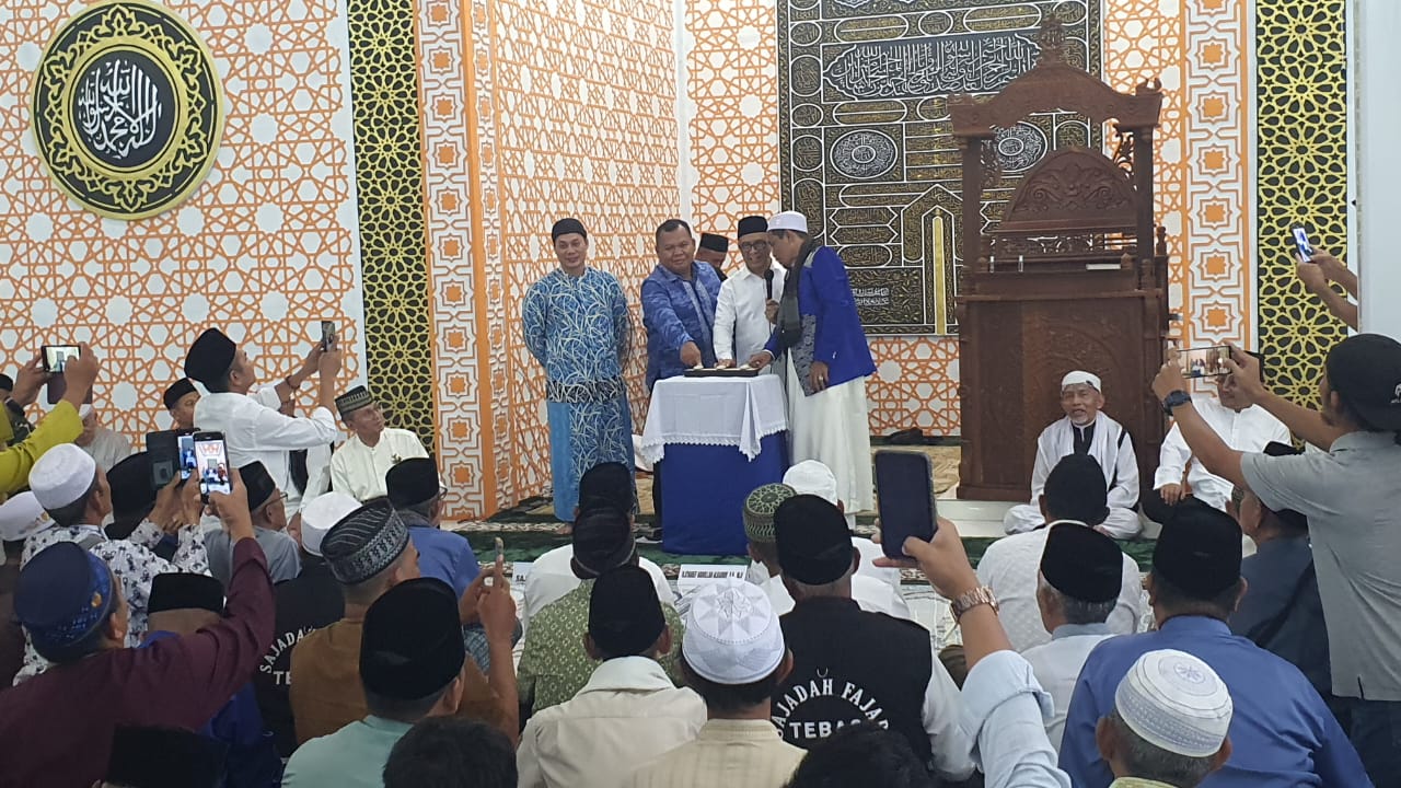 Masjid Hijrah As-Subhan di Sambas diresmikan Syarif Alkadrie, simbol toleransi di perbatasan Indonesia-Malaysia, Minggu (18/5).