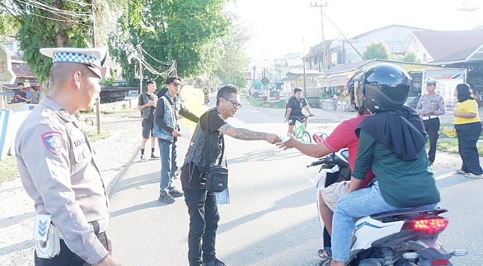 IMBAUAN: Sejumlah komunitas pecinta otomotif di Kabupaten Landak saat membagikan brosur yang berisi imbauan dan sosialisasi zero knalpot brong.