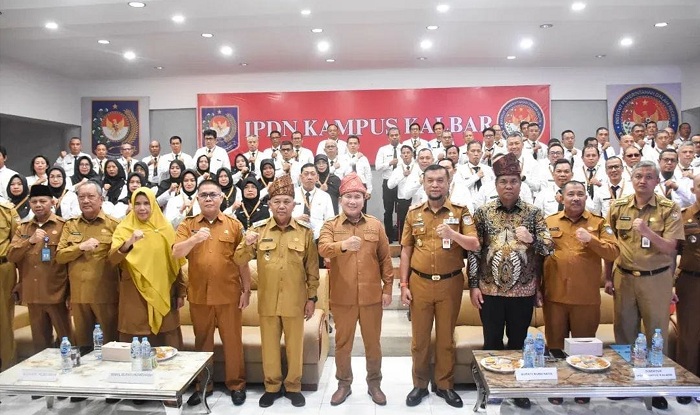 PELATIHAN: Bupati Kubu Raya, Sujiwo, saat membuka secara resmi Pelatihan Teknis Kepemimpinan bagi Pejabat Administrator Tahun 2025 di Kampus IPDN Kalimantan Barat, Senin (19/5).