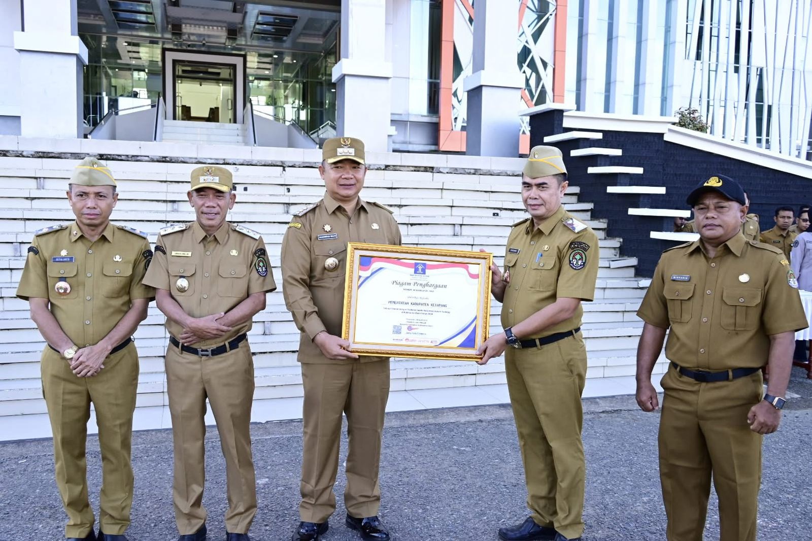 PENGHARGAAN: Bupati Ketapang, Alexander Wilyo menyerahkan penghargaan kepada Asisten Sekda, Heryandi, Senin (19/5).