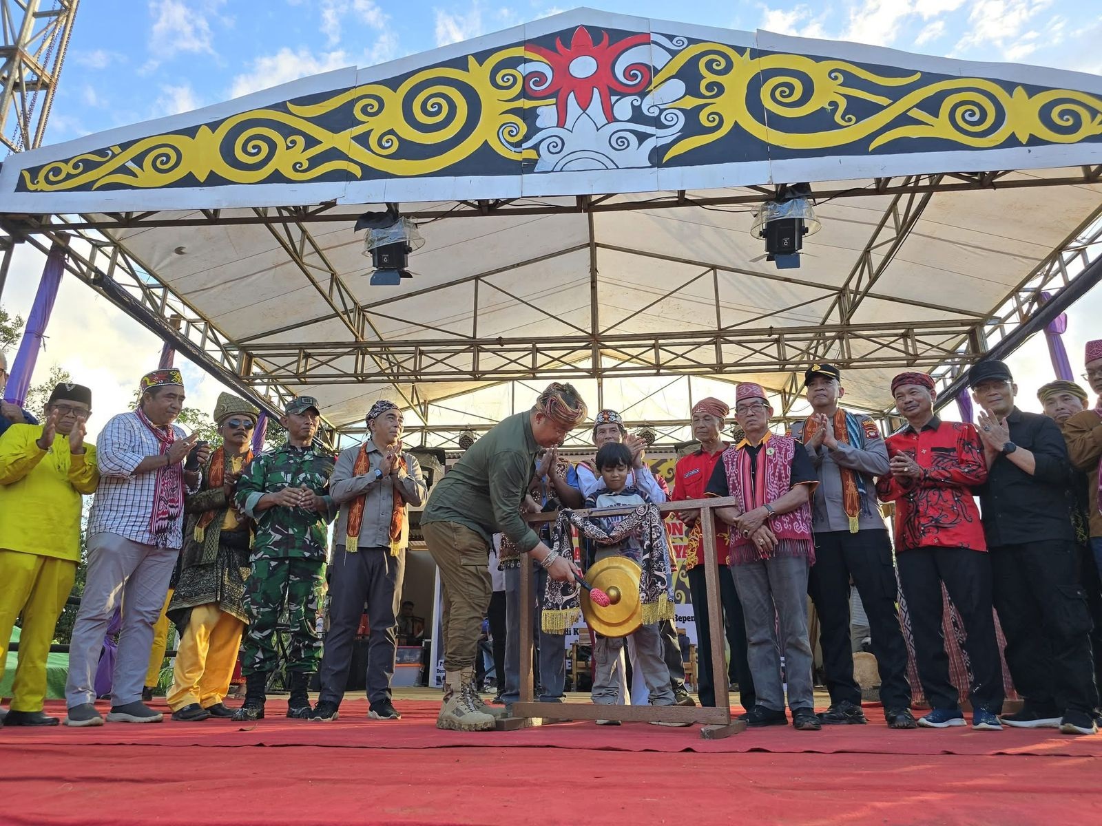 PEMBUKAAN: Bupati Ketapang, Alexander Wilyo memukul gong sebanyak tujuh kali, menandai dimulainya rangkaian Gawai Dayak Nanga Tayap, Minggu (18/5).
