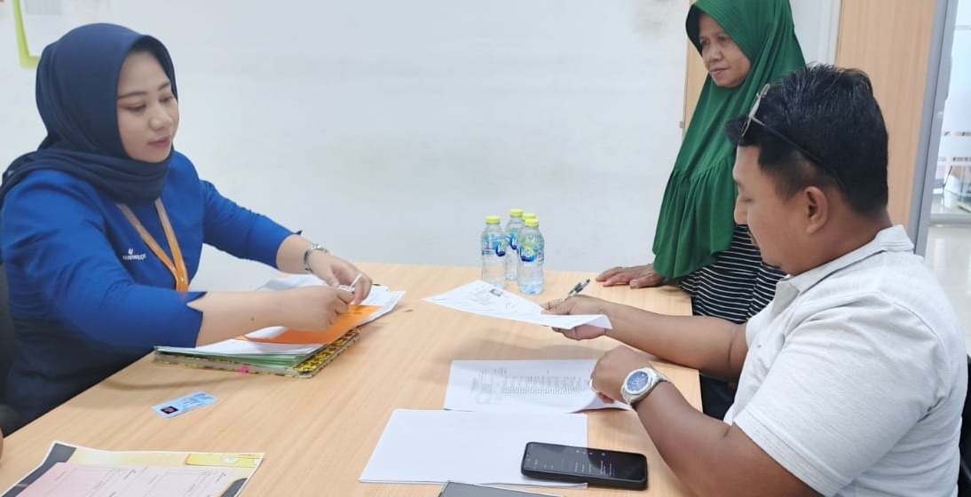 Jumansyah&nbsp; (kanan)&nbsp; saat mendatangi&nbsp; kantor BPR Universal untuk mengambil jaminan kreditnya yang lama ditahan, kemarin (19/5).
