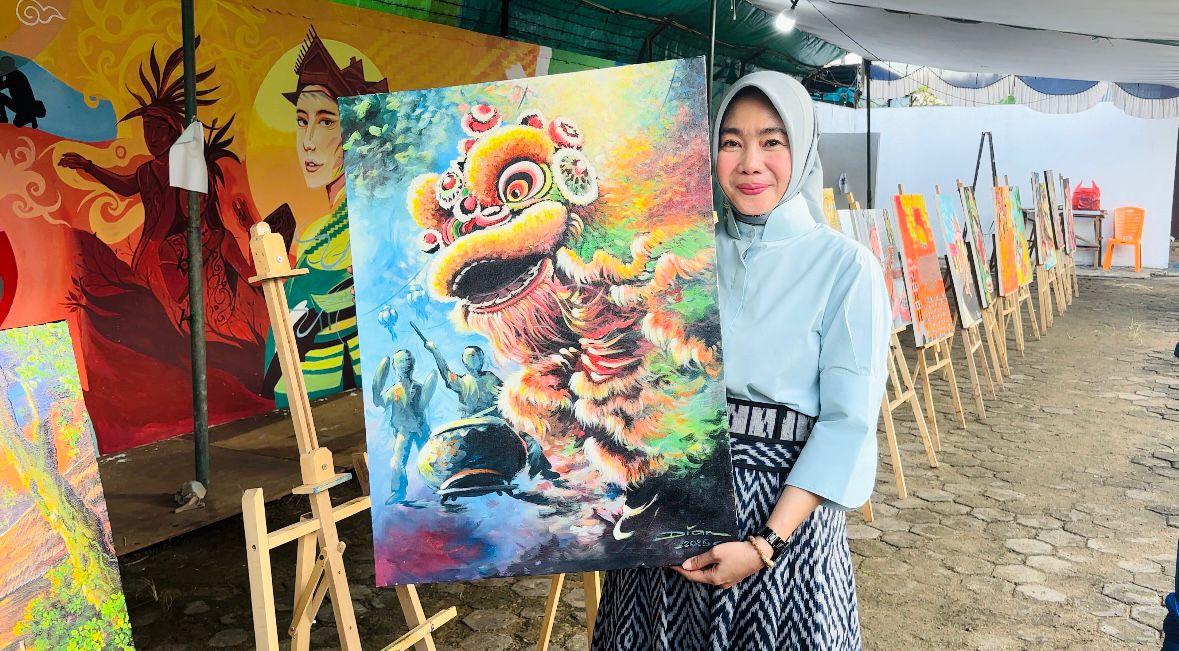 KARYA: Kepala Disdikbud Kalbar, Rita Hastarita menunjukkan salah satu karya pemenang lomba mural bertema kebudayaan di Taman Budaya, Minggu (18/5).