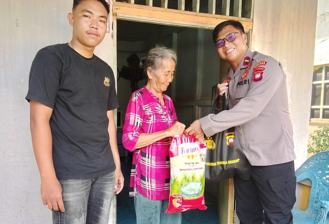 SEMBAKO : Enam warga lanjut usia (lansia) di Desa Nanga Mahap, Kecamatan Nanga Mahap, Kabupaten Sekadau menerima bantuan paket Sembako.