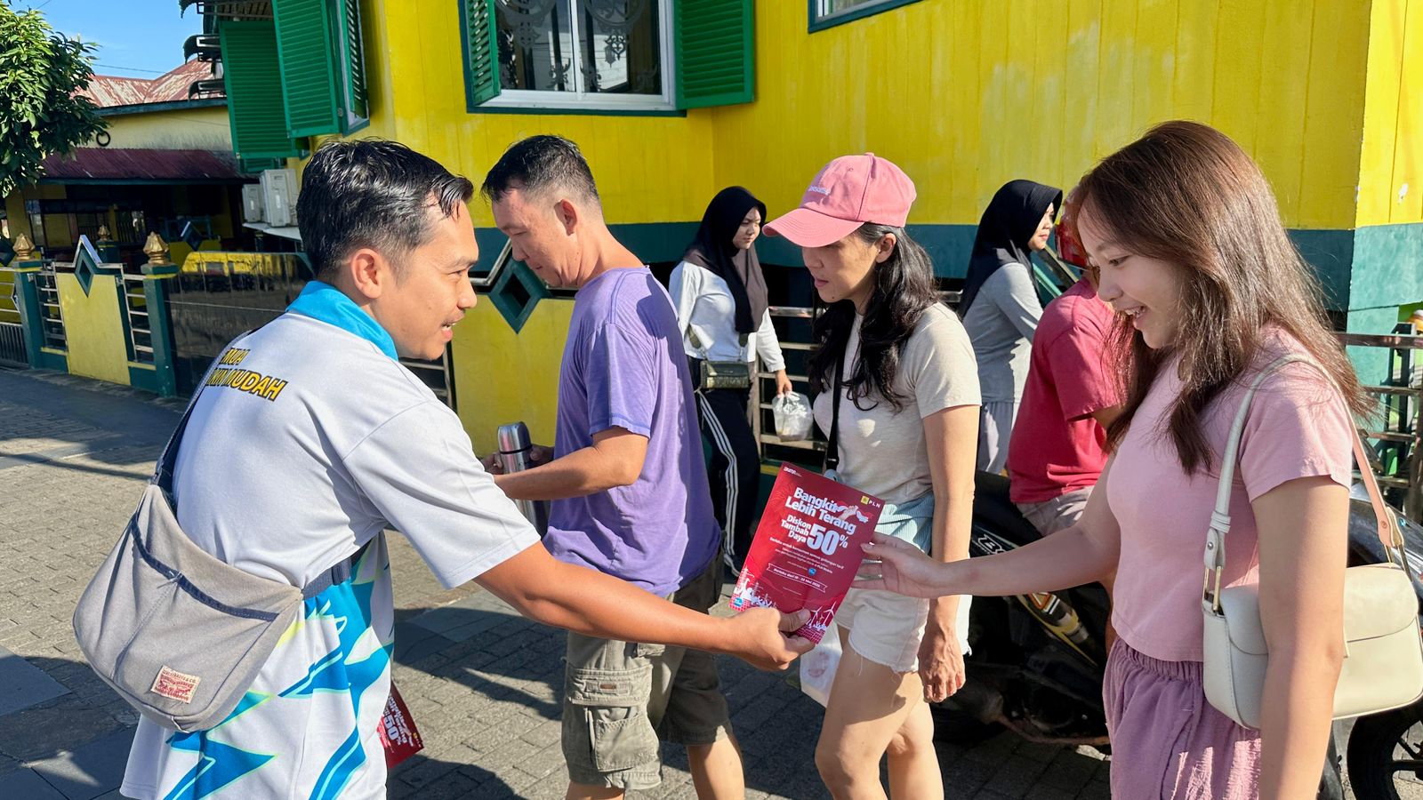 &ldquo;Beny, tim Marketing PLN ULP Sanggau Kota, membagikan brosur diskon tambah daya 50% saat Car Free Day di Kantuk, Sanggau.&rdquo;