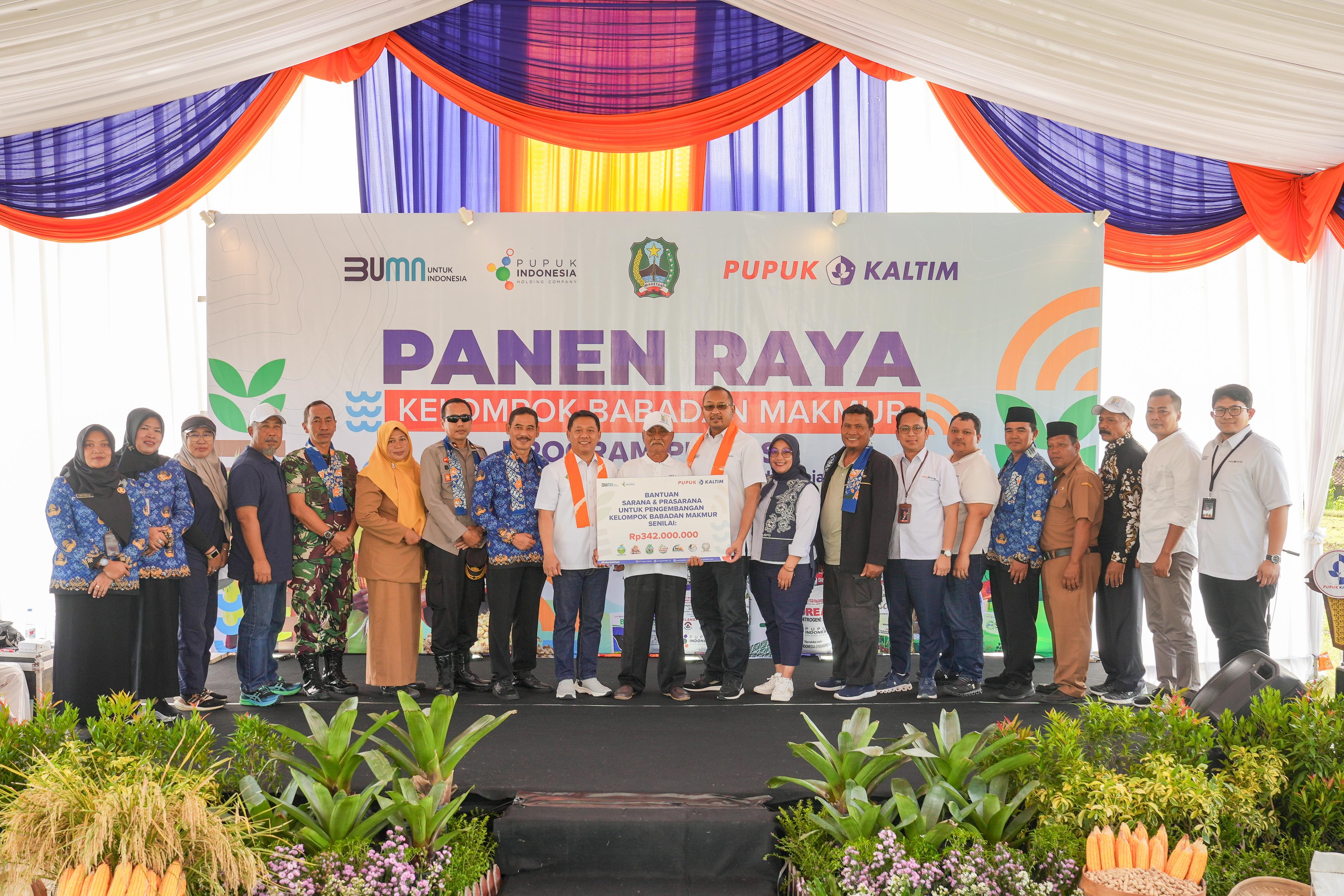 FOTO BERSAMA: Penyerahan bantuan sarana & prasarana untuk pengembangan kelompok babadan makmur