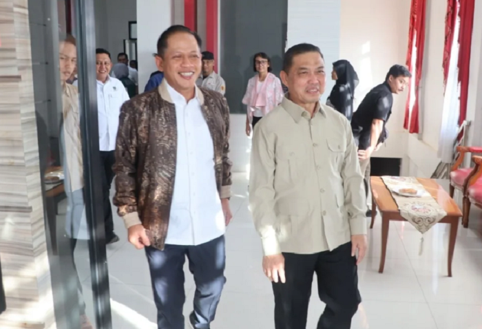 ANTAR: Gubernur Kalimantan Barat Ria Norsan mengantar kepulangan Menteri LH Hanif Faisol Nurofiq kembali ke Jakarta usai melaksanakan kunker di Kalbar, Minggu (18/5) sore.