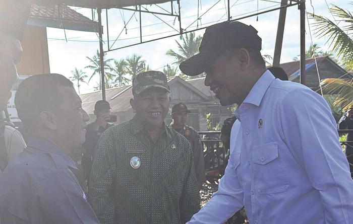 MENYAMBUT: Camat Sungai Pinyuh saat menyambut kehadiran Menteri LH di Desa Peniraman