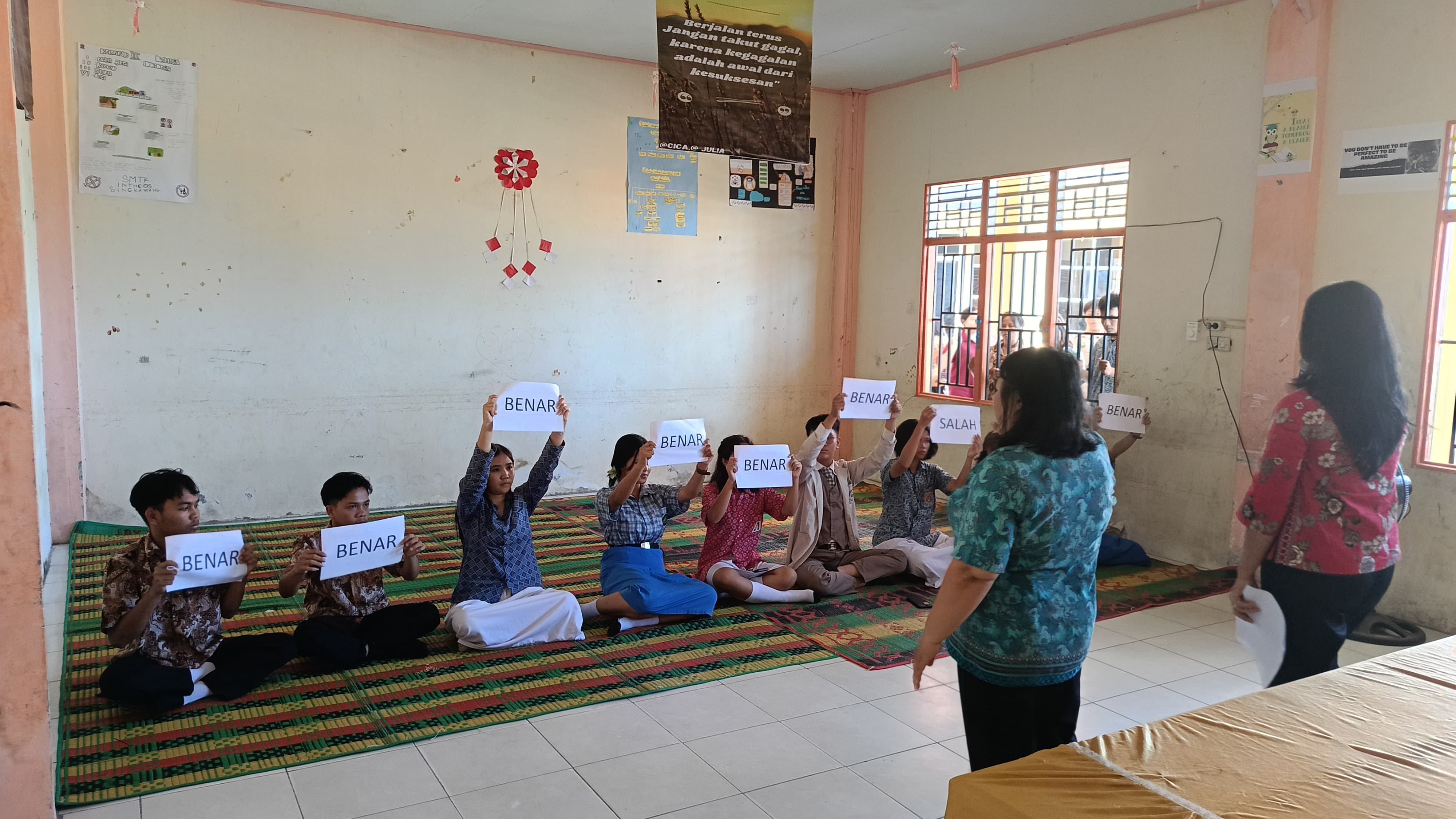 LOMBA :  Salah satu rangkaian lomba rohani yang berlangsung meriah dan penuh sukacita.