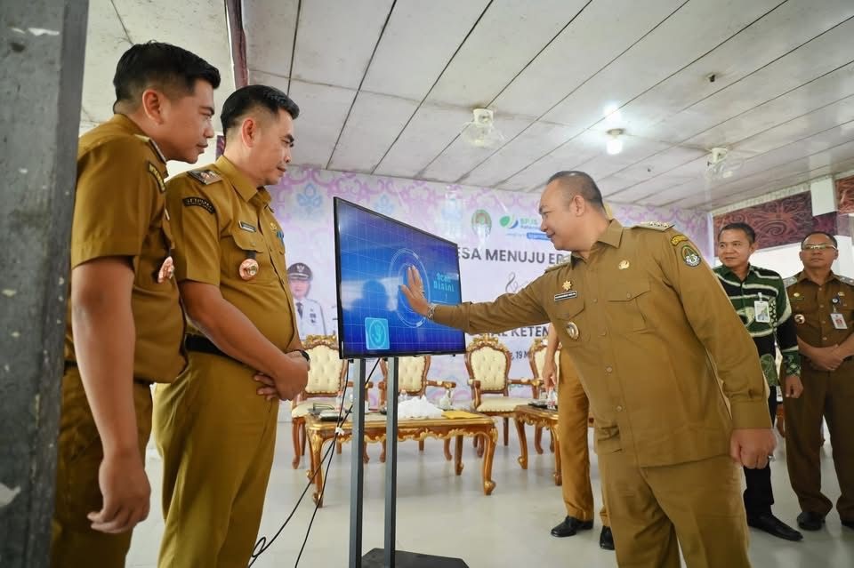 DIGITALISASI: Bupati Ketapang, Alexander Wilyo, menekan tombol sebagai simbol persiapan desa menuju era digital, Senin (19/5).