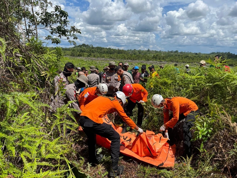 Setelah hilang 7 hari di hutan Sintang, jasad kakek demensia ditemukan tim gabungan Brimob, Basarnas, dan warga.