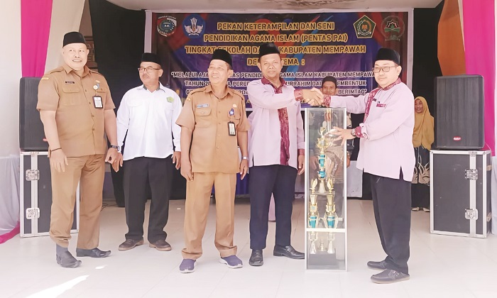 FOTO  : Kontingen Pentas PAI Kecamatan Sungai Pinyuh menerima piala bergilir karena keluar sebagai juara umum