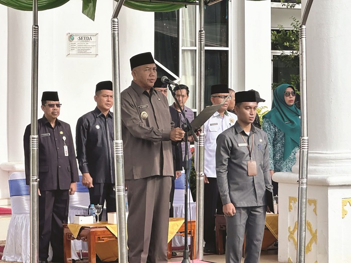 HARKITNAS : Wabup Juli Suryadi pimpin upacara peringatan Harkitnas di Halaman Kantor Bupati Mempawah.