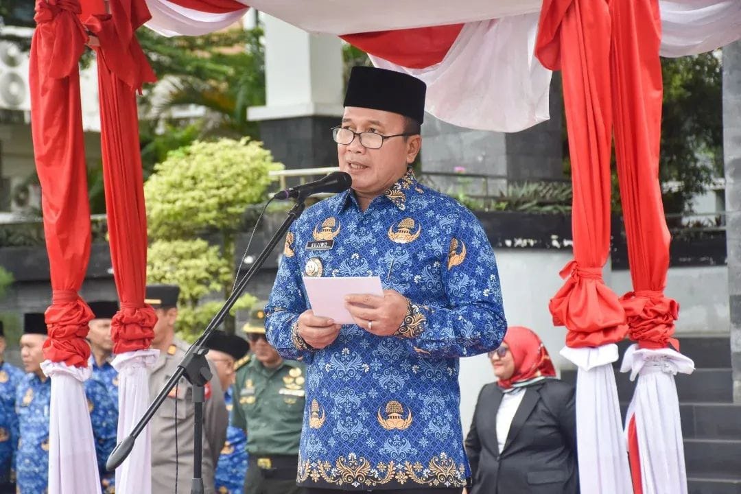 UPACARA: Bupati Kubu Raya, Sujiwo saat menjadi pembina upacara ke-117 Hari Kebangkitan Nasional di Halaman Kantor Bupati, Selasa (20/5).