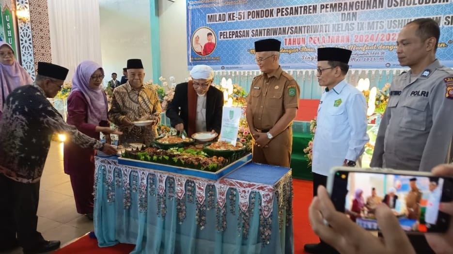 MILAD: Sekda Kota Singkawang, Sumastro, dan Kepala Kantor Kementerian Agama Kota Singkawang, H Muhlis, menghadiri Milad ke-51 Ponpes Ushuluddin, Selasa (20/5).