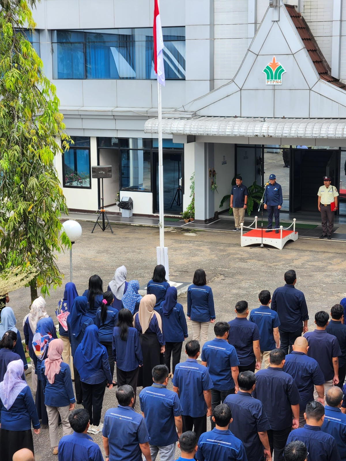 UPACARA: Suasana upacara bendera dalam rangka memperingati Hari Kebangkitan Nasional yang digelqr PTPN IV Regional 5, Selasa (20/5).