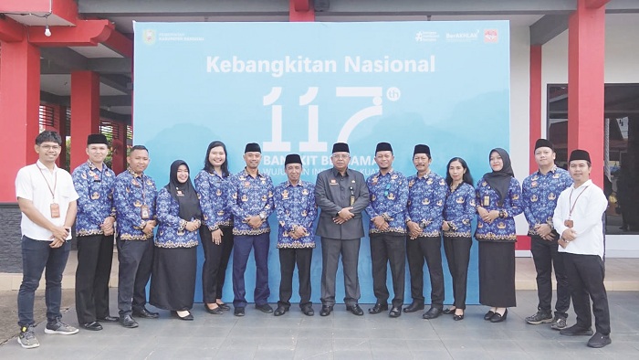HARKITNAS : Pj Sekda Sanggau, Aswin Khatib diabadikan usai memimpin Peringatan Harkitnas 2025