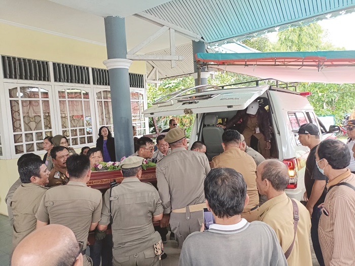 Jenazah Maria Yosepa, istri dari Sekda Kabupaten Sintang, Kartiyus, yang meninggal dunia Senin pagi (19/5) di RSUD AM Djoen Sintang dimakamkan pada Selasa siang (20/5) di Pemakaman GKE Arimatea.