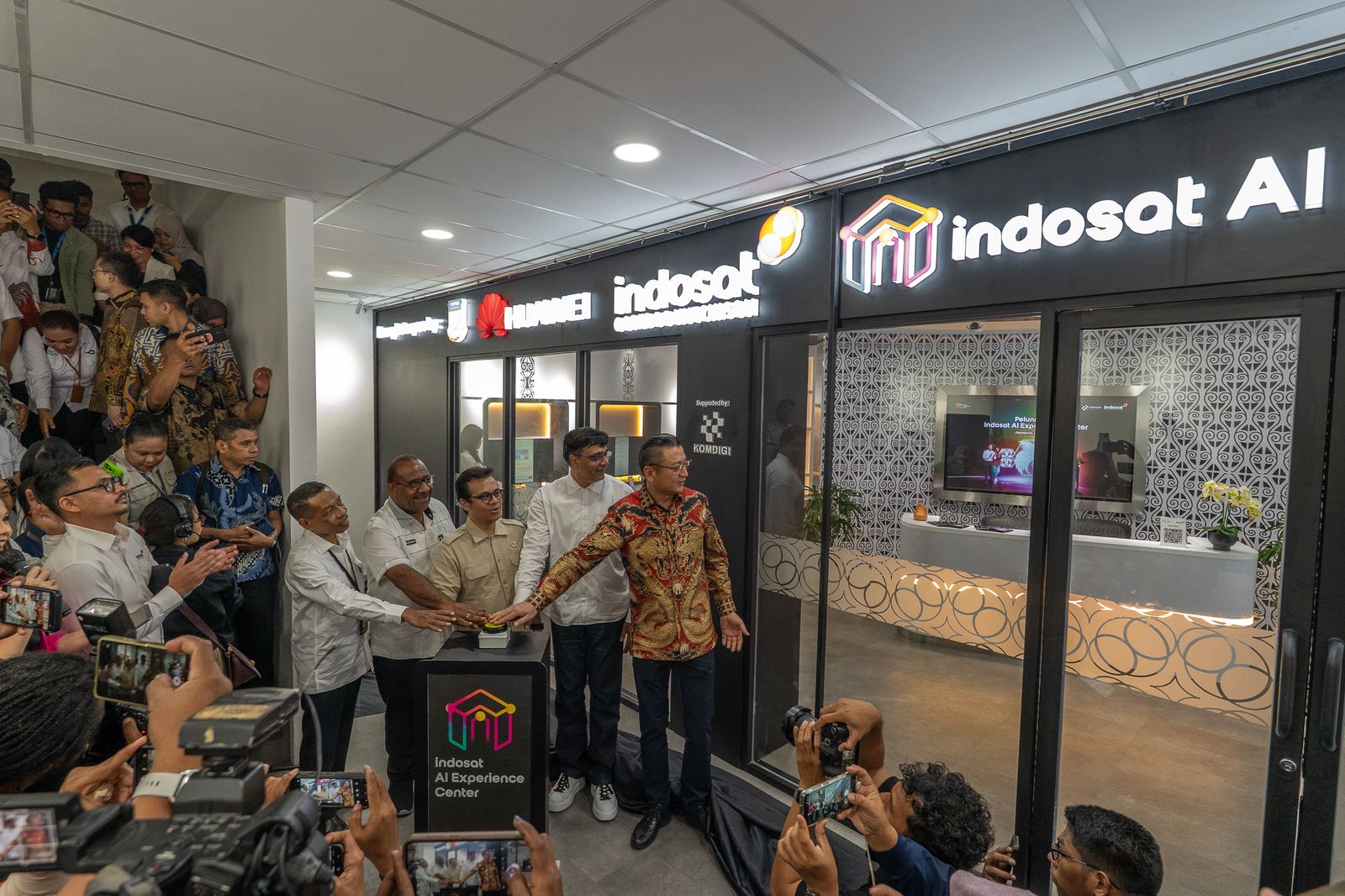 PERESMIAN: Indosat Ooredoo Hutchison Saat Resmikan AI Experience Center di Jayapura.
