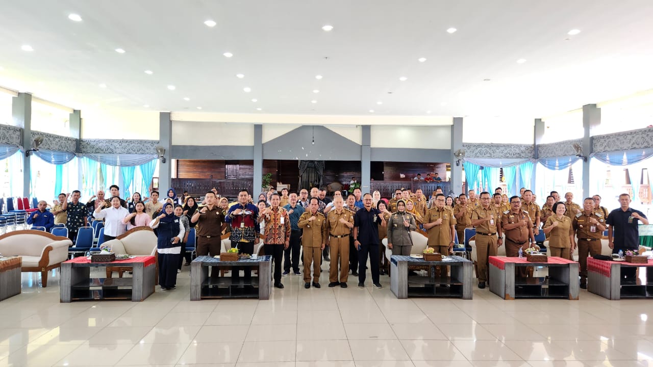 Pemkab Sintang saat luncurkan perlindungan jaminan sosial untuk 4.500 pekerja sawit di Pendopo Bupati, Selasa lalu.