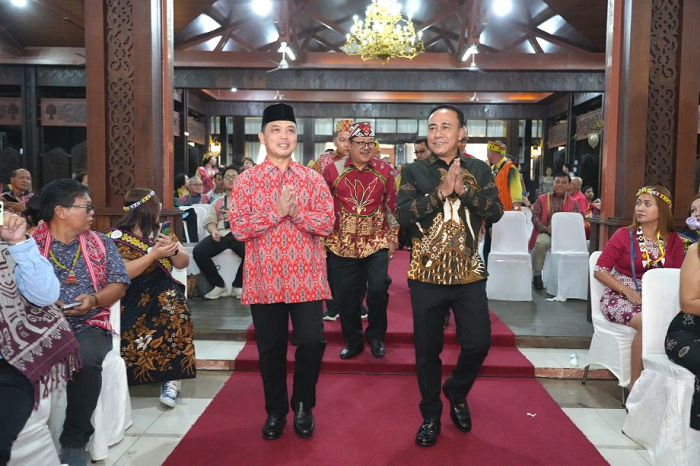 GALA DINNER: Gubernur Kalimantan Barat Ria Norsan bersama Wakil Gubernur Krisantus Kurniawan menghadiri malam Gala Dinner sebagai pembuka rangkaian PGD 2025 di Istana Rakyat, Senin (19/5) malam.