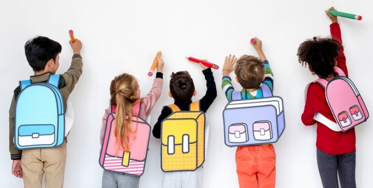 Ilustrasi memilih warna tas sekolah anak.