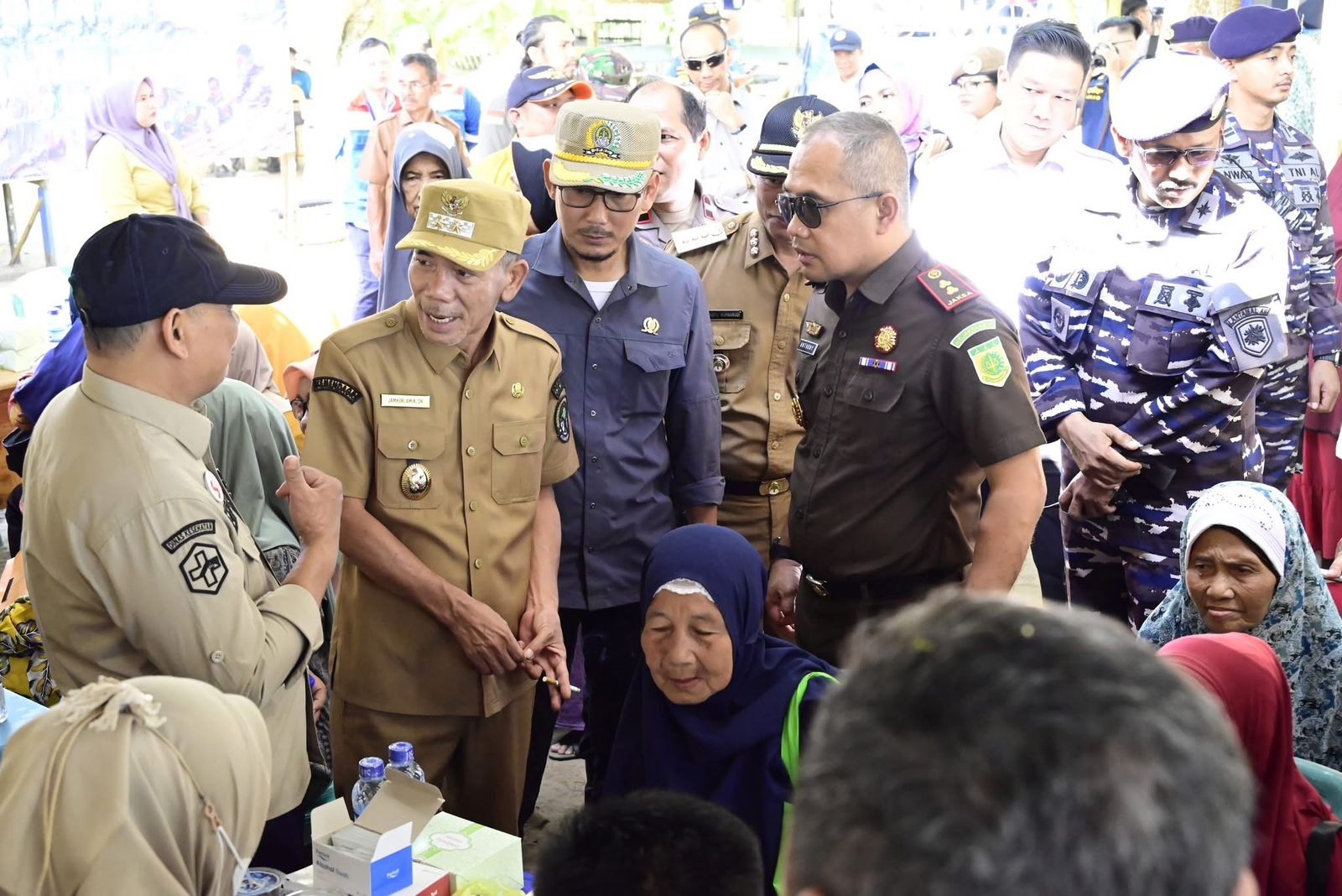 PEMERIKSAAN GRATIS: Wabup Ketapang, Jamburi Amir, mengunjungi stan pemeriksaan kesehatan gratis yang dilaksanakan Lanal Ketapang, Selasa (20/5).