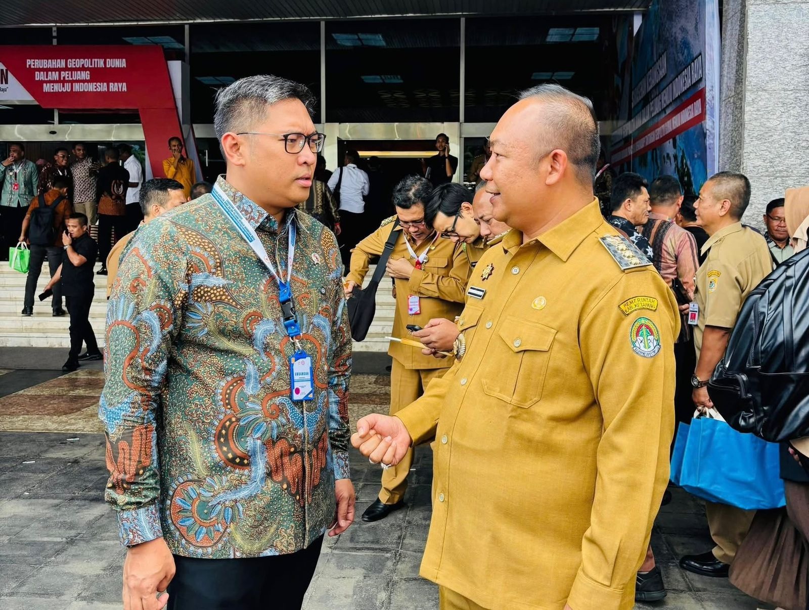 DISKUSI: Bupati Ketapang, Alexander Wilyo, berdiskusi dengan Wamentan RI, Sudaryono, di sela-sela sarasehan kebangsaan di Jakarta, Selasa (20/5).
