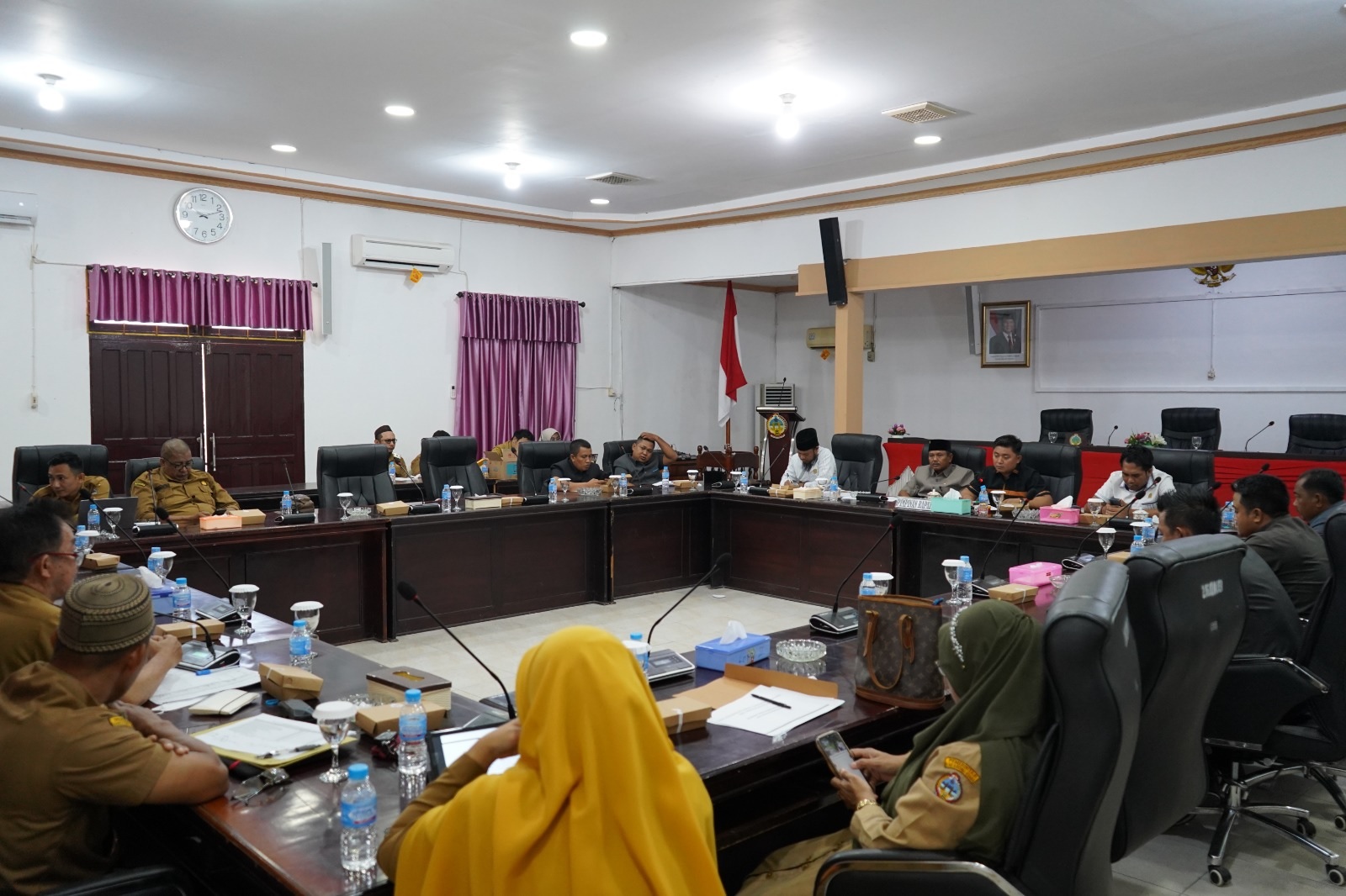 LKPJ: Rapat finalisasi terhadap Laporan Keterangan Pertanggungjawaban (LKPJ) Bupati Kayong Utara Tahun 2024 di ruang rapat DPRD Kabupaten Kayong Utara.