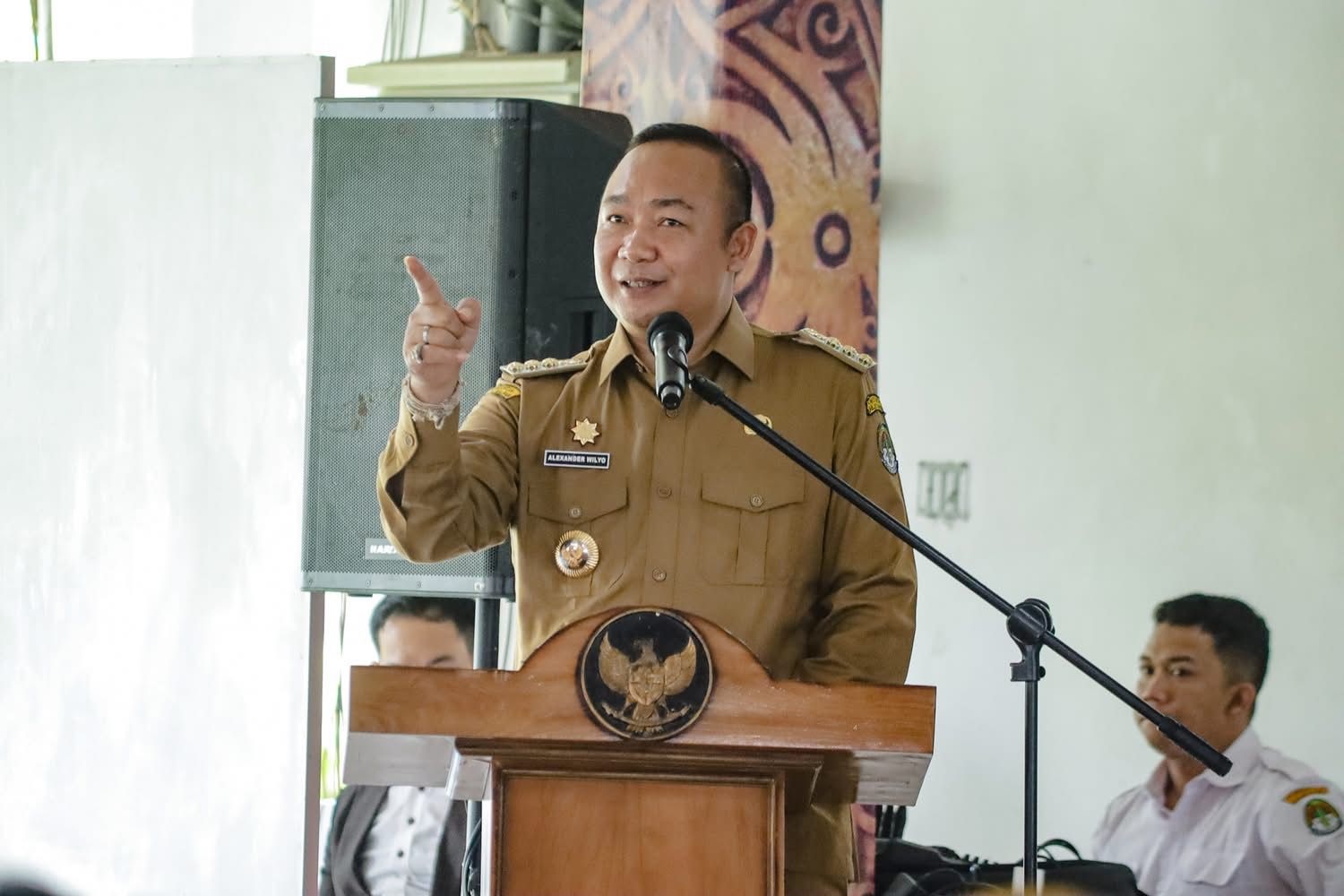 PENGARAHAN: Bupati Ketapang, Alexander Wilyo, memberikan pengarahan saat membuka acara persiapan desa menuju era digital 2025 di Pendopo Bupati Ketapang, Senin (19/5).