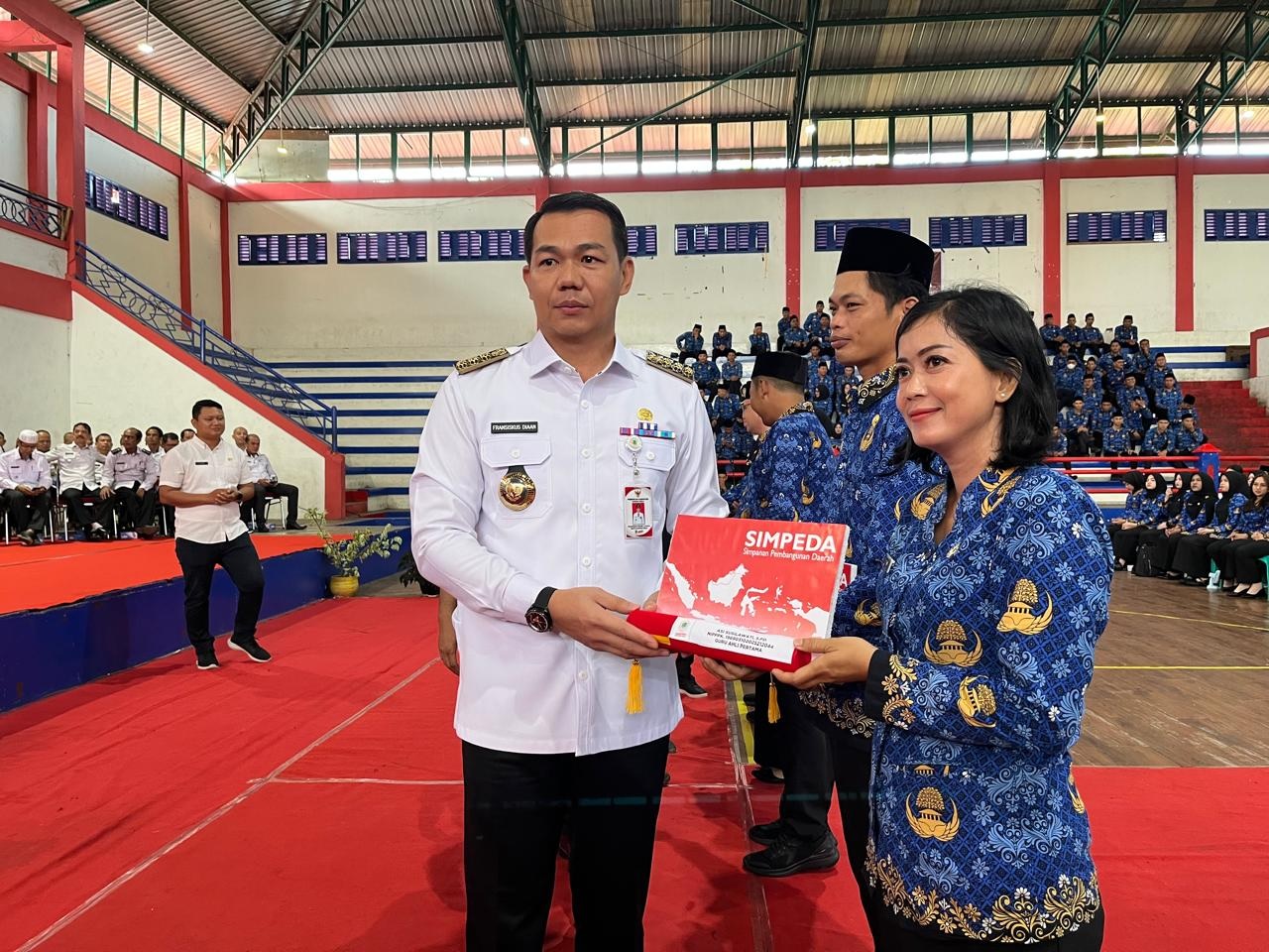 PENYERAHAN: Bupati Kapuas Hulu, Fransiskus Diaan saat menyerahkan SK Pengangkatan CPNS dan PPPK.
