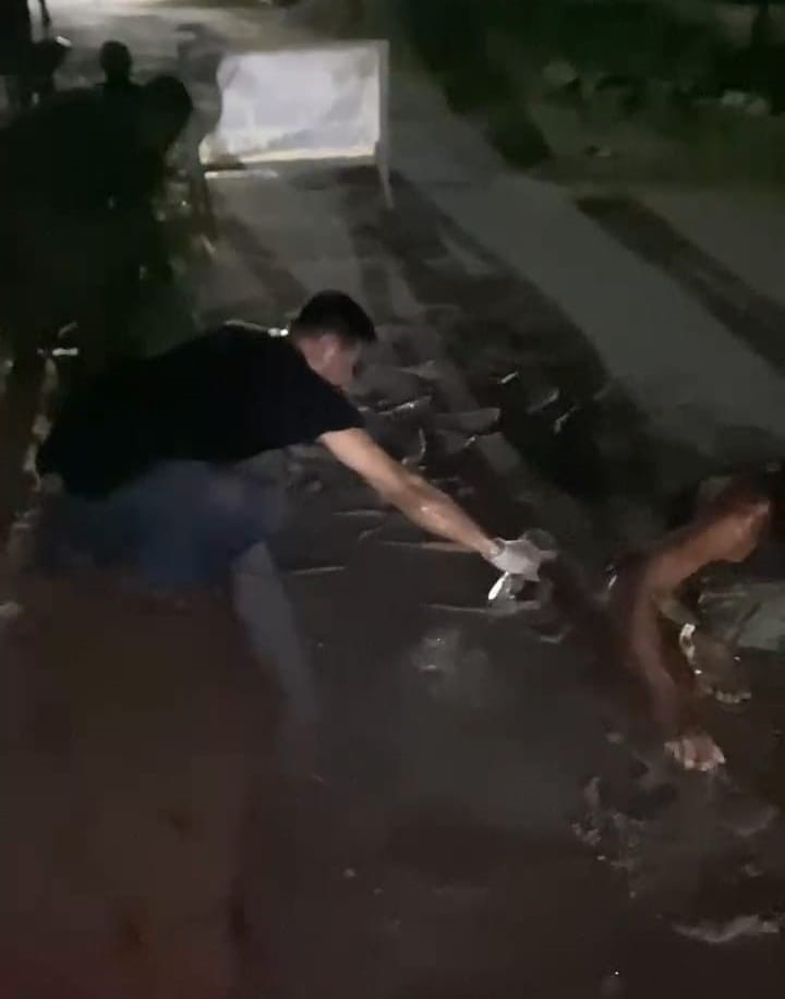 PERBAIKI : Kades Antibar, Julkarnaidi bersama warga memperbaiki kerusakan jalan.