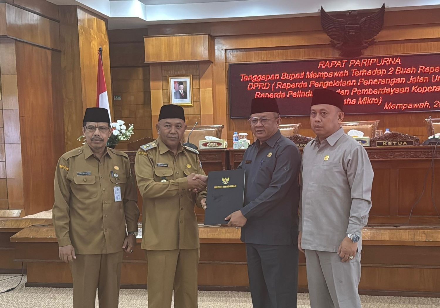 RAPERDA : Wabup Juli Suryadi saat menghadiri paripurna pembahasan dua Raperda inisiatif dewan.