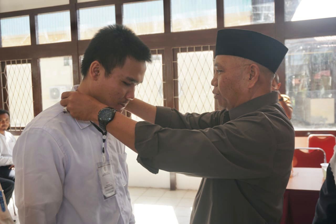 PELATIHAN : Wabup Juli mengalungkan tanda peserta pelatihan.
