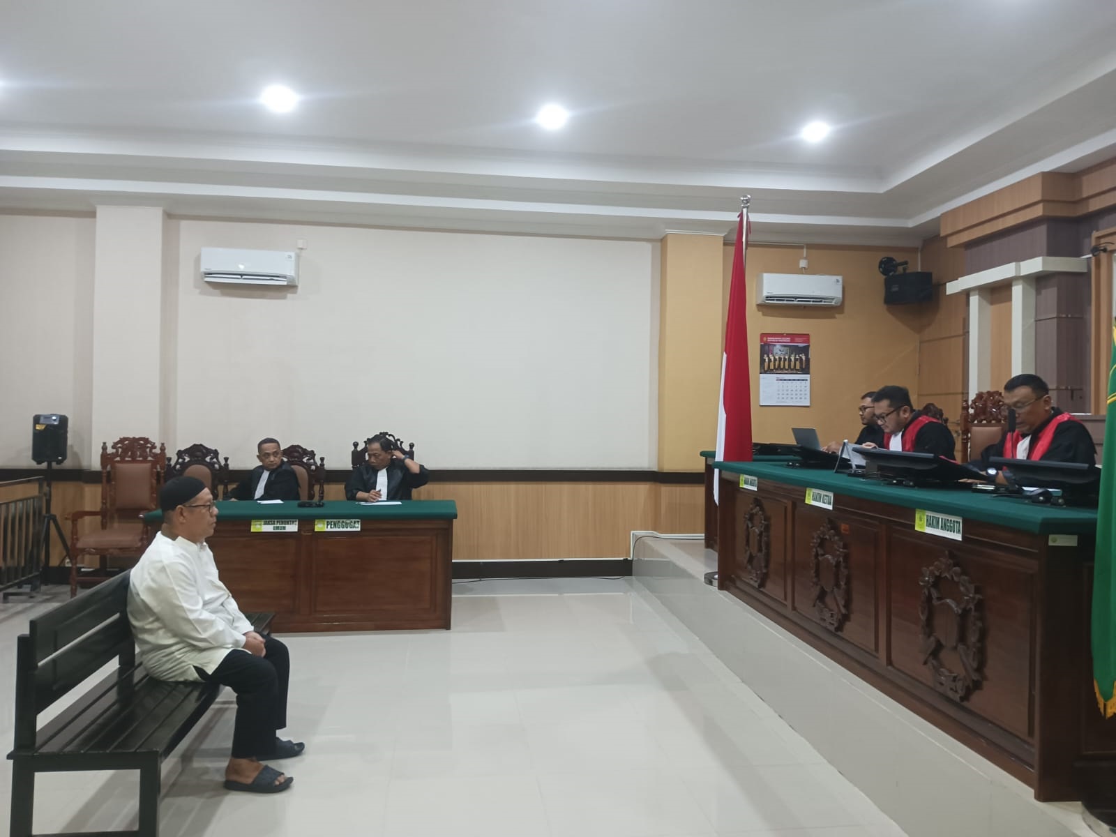 SIDANG PUTUSAN: Suasana sidang dengan agenda pembacaan putusan oleh Majelis Hakim PN Singkawang terhadap terdakwa Haji Aman, anggota DPRD Singkawang, di ruang sidang PN Singkawang, Rabu (21/5).