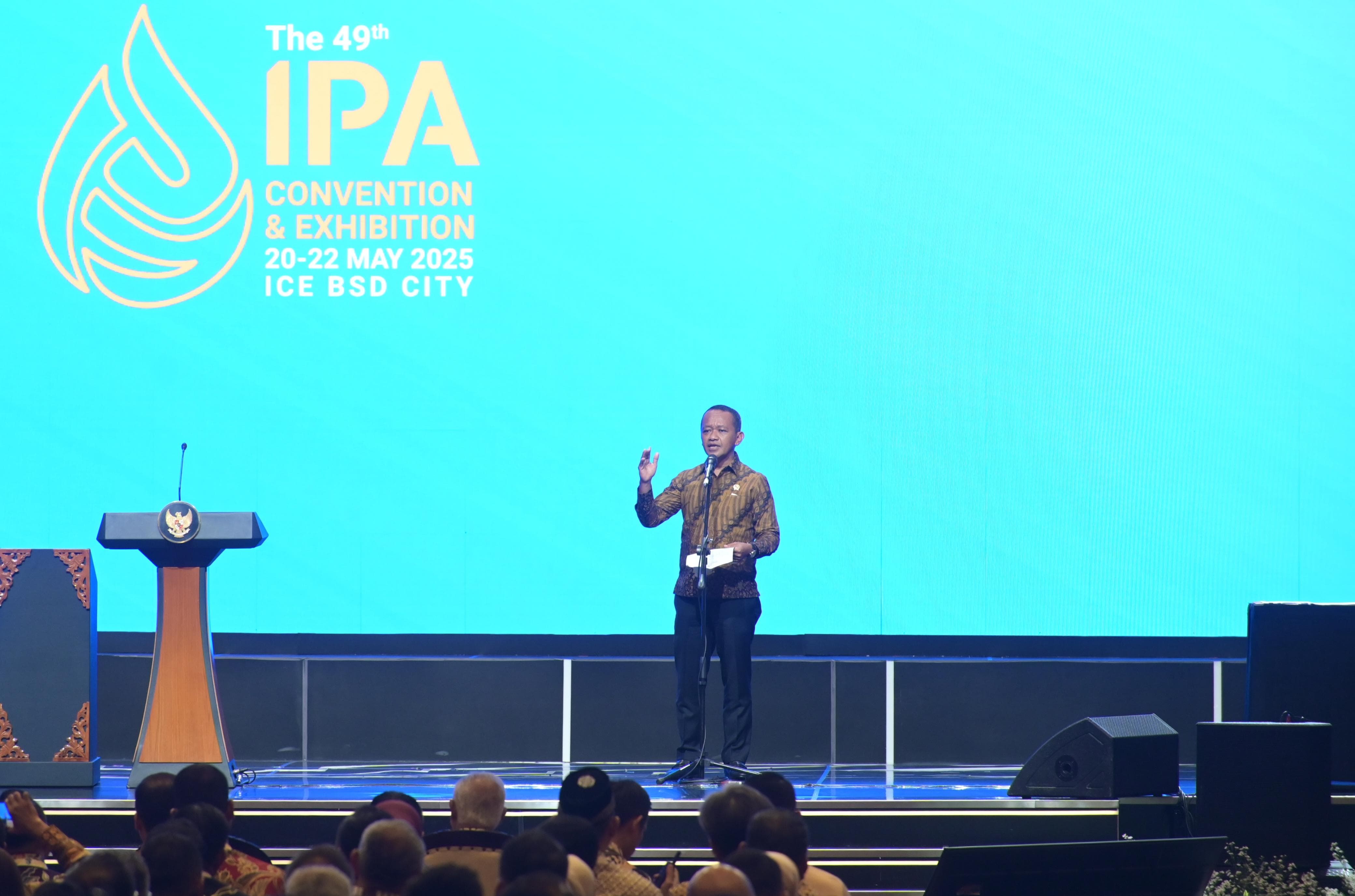 Menteri ESDM, Bahlil Lahadalia ketika menyampaikan laporan dalam pembukaan The 49th Indonesia Petroleum Association Convention and Exhibition (IPA Convex) 2025 di ICE  BSD, Tangerang pada Rabu (21/5)