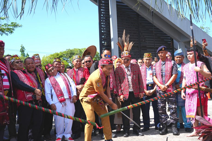 DIBUKA: Wakil Gubernur Kalimantan Barat Krisantus Kurniawan secara resmi membuka Pekan Gawai Dayak ke-39 di Rumah Radakng, Pontianak, Selasa (20/5).